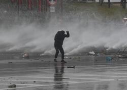 Gürcüstanda polislər etirazçılara qarşı su şırnaqlarından istifadə ediblər - VİDEO