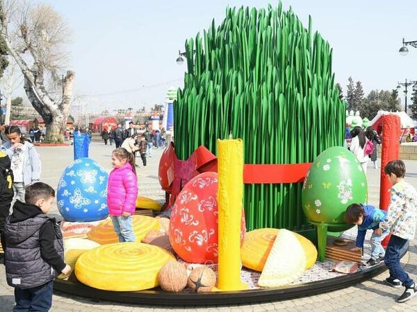 Bakı sakinləri Novruz bayramını qeyd edirlər -