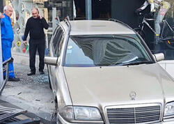 Bakıda “Mercedes” ticarət mərkəzinə girdi - FOTO