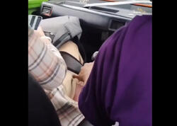 Taksi sürücüsünün qadın sərnişinə qəsdən toxunması kameraya düşdü - VİDEO
