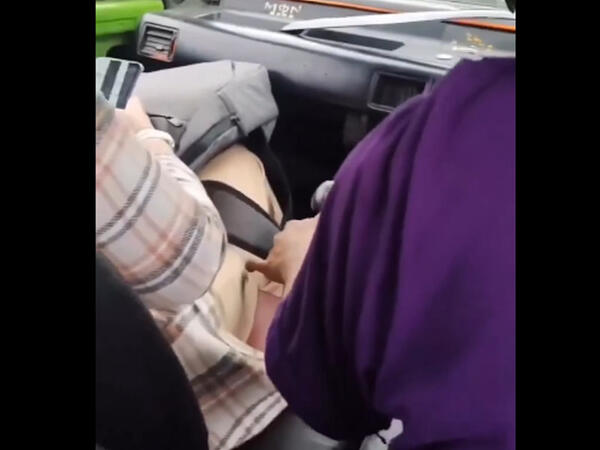 Taksi sürücüsünün qadın sərnişinə qəsdən toxunması kameraya düşdü - VİDEO