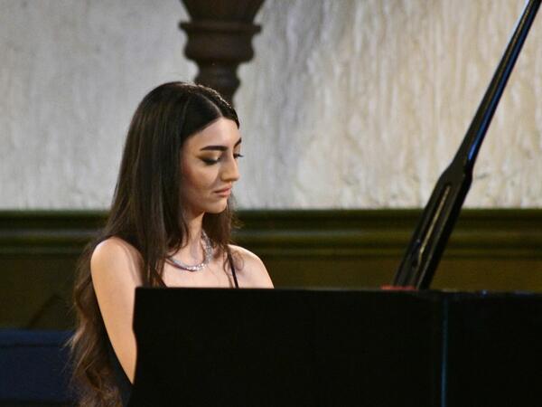 “Gənclərə dəstək” layihəsi çərçivəsində Nəzrin Abbaslının solo konserti keçirilib - FOTO