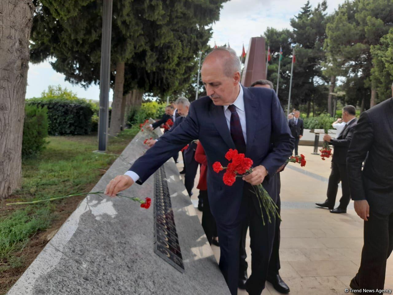 Numan Kurtulmuş Şəhidlər xiyabanını və Türk Şəhidliyi abidəsini ziyarət edib - FOTO