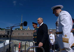 Putin Sankt-Peterburqda keçirilən paradda - FOTO