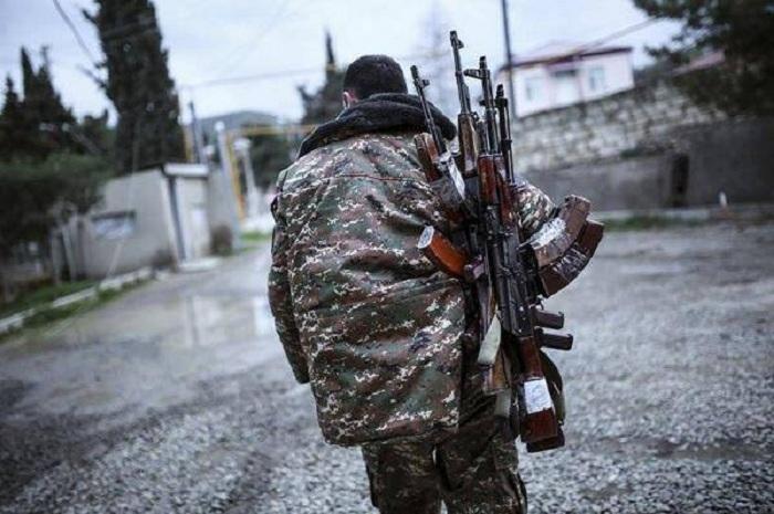 Erməni separatçıları silahlarını yerə qoydu -