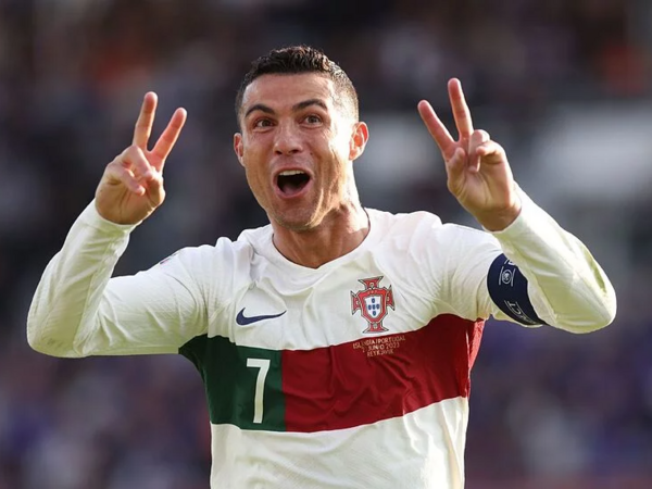 Ronaldo yenə futbol tarixinə <span class="color_red">DÜŞDÜ</span>