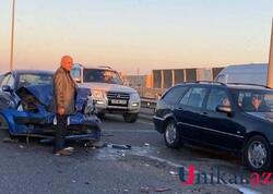 Mərdəkan yolunda iki avtomobil toqquşdu: Tıxac yarandı - FOTO