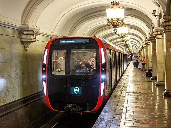 Bakı metrosunda iki qadının halı pisləşdi