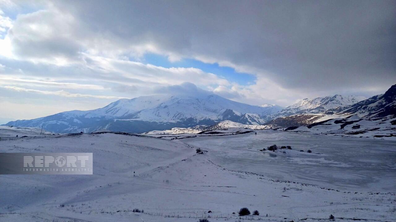 Окружен горами