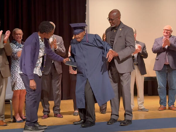 106 yaşlı kişi orta məktəb diplomu aldı - VİDEO