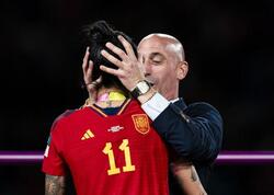 Qadın futbolçu prezidentin onu öpməsindən danışdı: Hələ də...