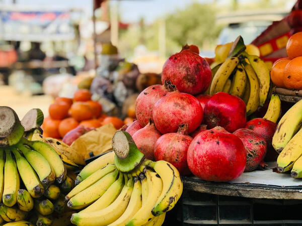 Bakıda müəmmalı olay: meyvə satarkən zəhərlənib öldü