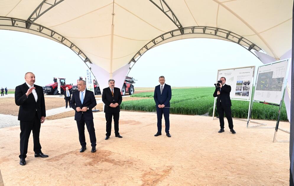 İlham Əliyev Hacıqabulda “Agro Dairy” MMC-yə məxsus qurğular kompleksi ilə tanış olub -