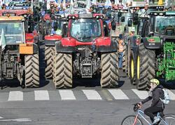 Fransada fermerlər traktorlarla etiraz aksiyası keçirdi