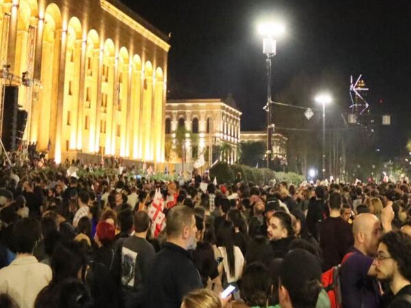 Gürcüstanda etirazçılar parlament binasının qarşısındakı Rustaveli prospektini bağlayıblar - <span class="color_red">FOTOlar</span>