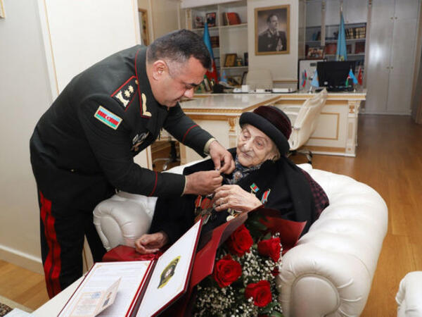 102 yaşlı veteran təltif edildi - FOTO