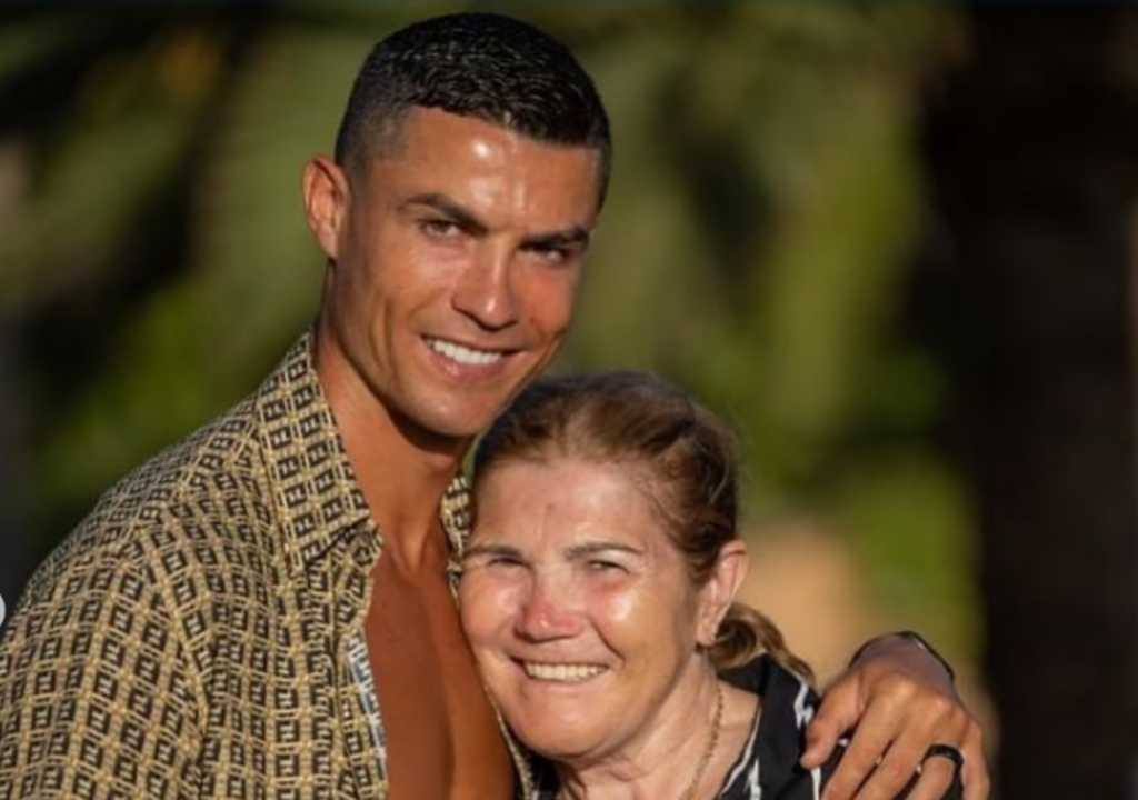 Kriştiano Ronaldo böyüyən uşaqları və anasını göstərdi - FOTOlar