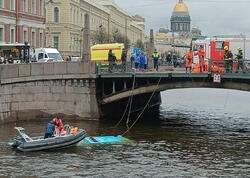 Sankt-Peterburqda avtobus körpüdən çaya düşdü - 3 nəfər ölüb - <span class="color_red">HADİSƏ ANI - VİDEO</span>