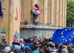 Tbilisidə etirazçılar parlament binası qarşısında - <span class="color_red">VİDEO</span>