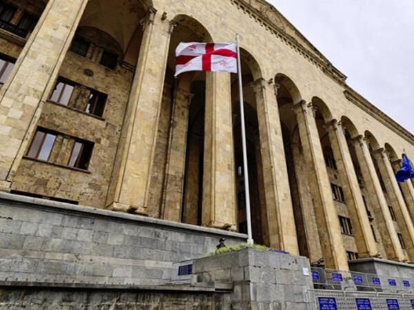 Gürcüstan parlamenti qalmaqallı qanunu üçüncü oxunuşda qəbul etdi