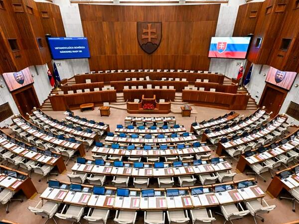 Slovakiya parlamenti təhlükəsizlik tədbirlərini gücləndirib