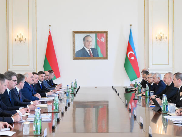 Prezidentin Aleksandr Lukaşenko ilə geniş tərkibdə görüşü başlayıb - FOTO