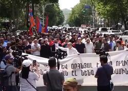 Ermənistanda etirazçılar özlərini zəncirlə bağlayıblar