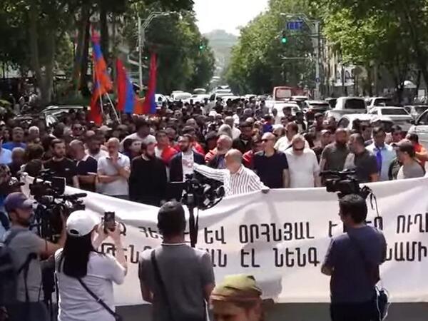 Ermənistanda etirazçılar özlərini zəncirlə bağladı -