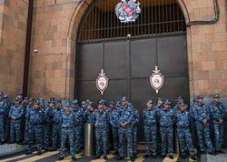 Yüzlərlə polis Ermənistan parlamentinin binasını <span class="color_red">mühasirəyə aldı</span>