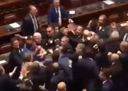 İtaliya parlamentində 11 deputat <span class="color_red">işdən çıxarıldı</span>