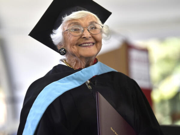 105 yaşlı qadın məşhur universitetin magistr diplomunu aldı