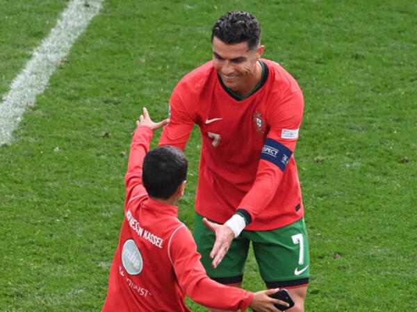 Ronaldo ilə selfi çəkən uşağa UEFA &quot;ağır cəza&quot; verdi - <span class="color_red">FOTO</span>