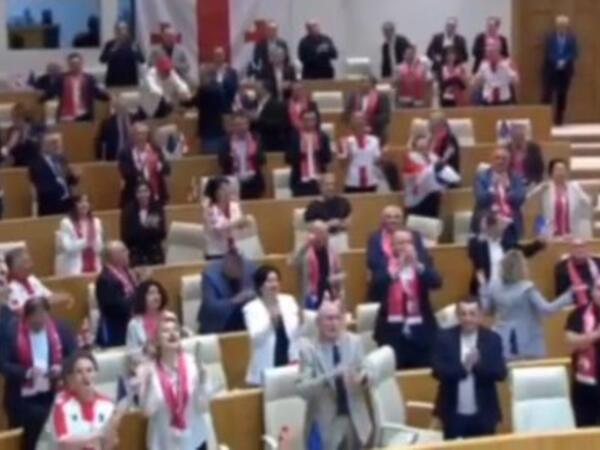 Gürcüstan parlamentində deputatlar rəqs etdi - VİDEO