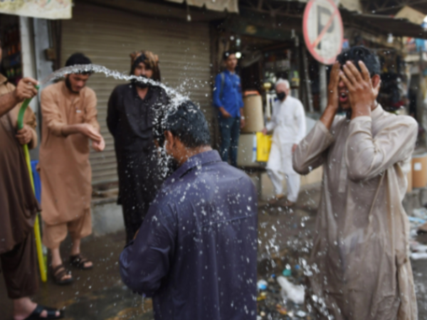 Pakistan od tutub yanır - 568 nəfər istidən öldü