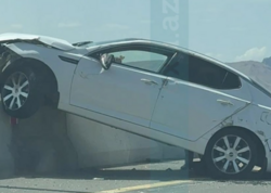 Ödənişli yolda QƏZA: Sürücü avtomobili beton arakəsməyə çırpdı - <span class="color_red">FOTO</span>