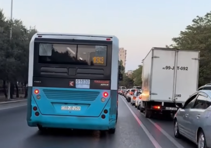 Bakıda avtobus sürücüsü əks yola çıxaraq qaydanı belə pozdu - VİDEO