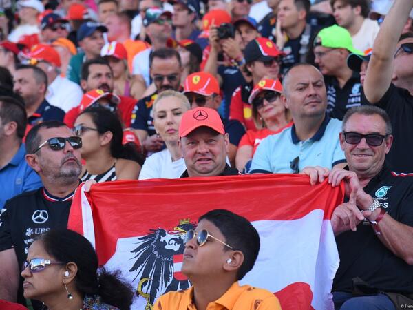 Bakıda &quot;Formula 1&quot; azarkeşlərinin tribunalardan maraqlı anları - <span class="color_red">FOTOREPORTAJ</span>