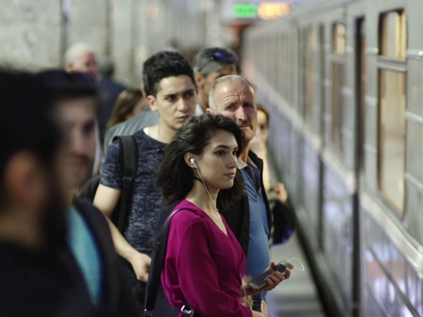 Bakı metrosunda nasazlıq: sərnişinlər düşürüldü