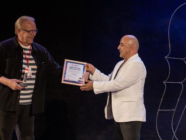 Gənc Tamaşaçılar Teatrı Patrik Züskinfin “Kontrabas” tamaşası ilə Novorossiysk şəhərində keçirilən festivaldan uğurla qayıdır  - FOTO