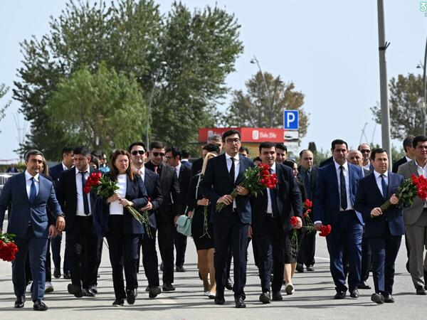 Gənclər və İdman Nazirliyinin kollektivi II Fəxri xiyabanı və Zəfər parkını ziyarət edib - FOTO