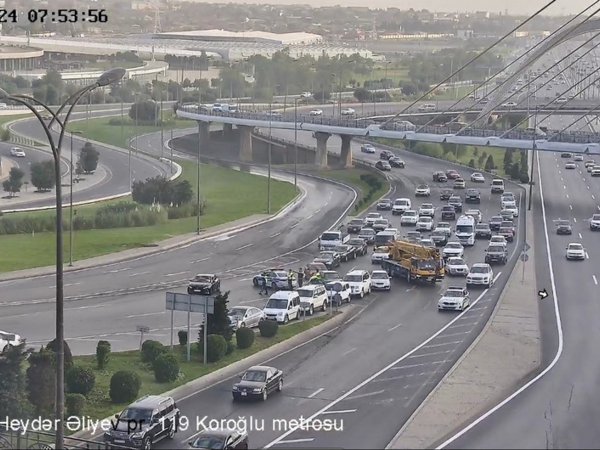 Bakıda bitum daşıyan yük maşını aşdı, maye yola dağıldı - <span class="color_red">FOTOlar</span>