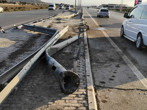 Eyni vaxtda və eyni ərazidə 2 yük maşını dəmir arakəsməyə çırpıldı - FOTO