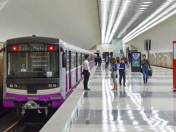 İşdən çıxarılan kanal rəhbəri metroda - FOTO