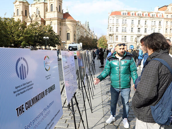 Çexiyada mina qurbanlarına həsr olunmuş fotosərgilər keçirilib - FOTO