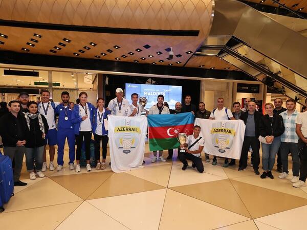 Avropa kubokunu qazanan voleybolçularımız Vətənə qayıdıb - FOTO