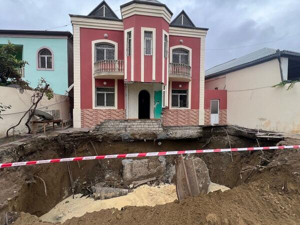 Bakıda qanunsuz tikilmiş evin altından keçən su kollektoru sıradan çıxdı