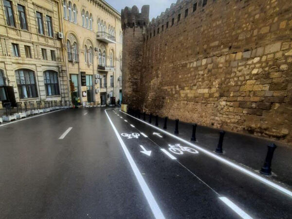 Qala divarlarının yanına da velosiped zolaqları çəkildi - FOTO