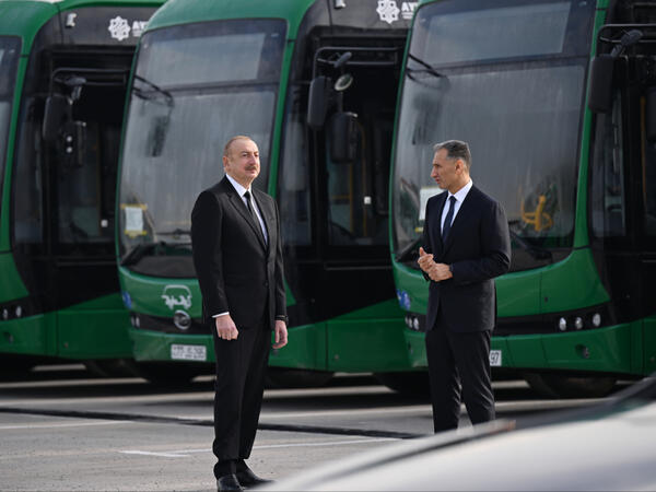 İlham Əliyev Zığ Elektrik Avtobus Parkının fəaliyyəti ilə tanış olub - FOTO