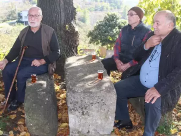 Üstündə oturduqları daş 1800 illik tarixi əsər çıxdı - FOTO