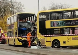 Britaniyada ikimərtəbəli avtobuslar toqquşdu: xeyli yaralı var